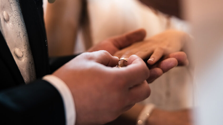 Brautpaar steckt sich die Hochzeitsringe an