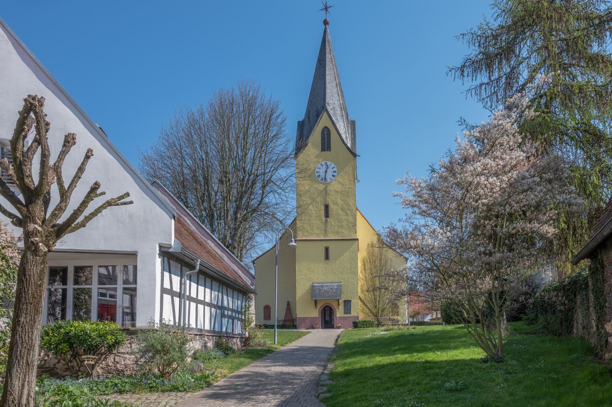 Kirchengebäude des Kooperationsraums Kurhessische Riviera unter blauem Himmel.