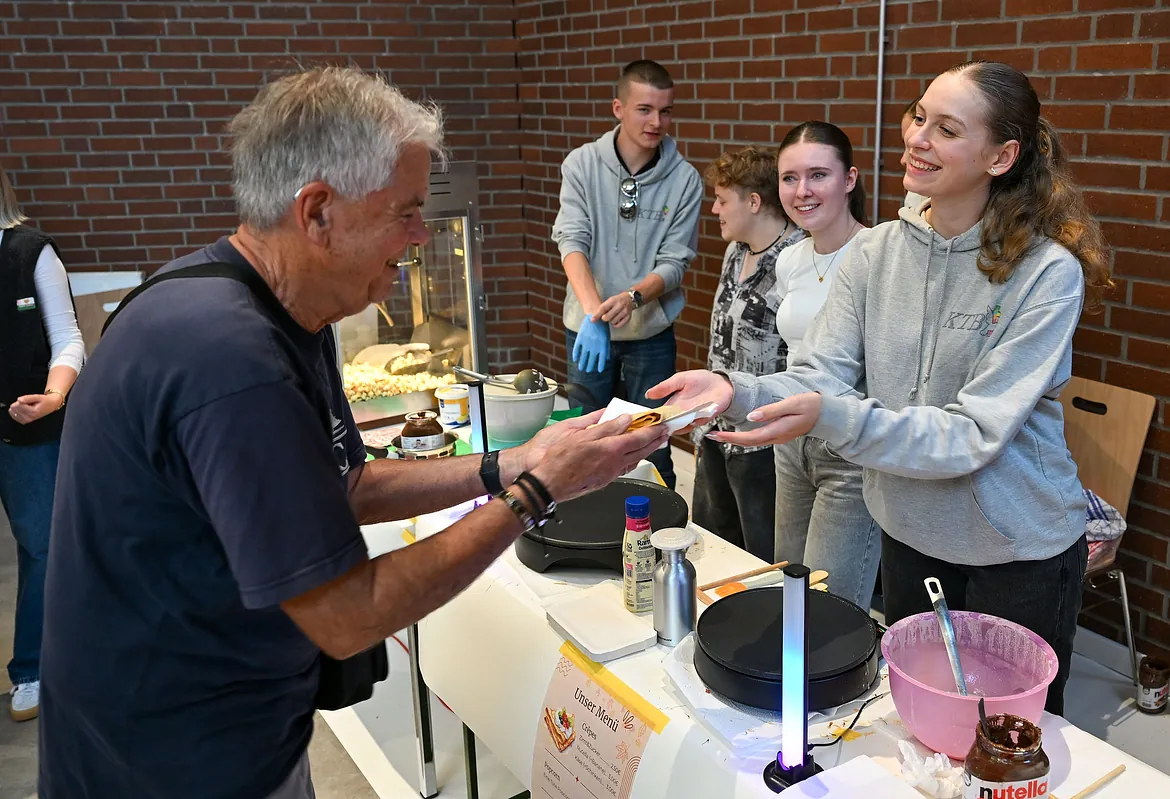 Frau überreicht einen Crepes