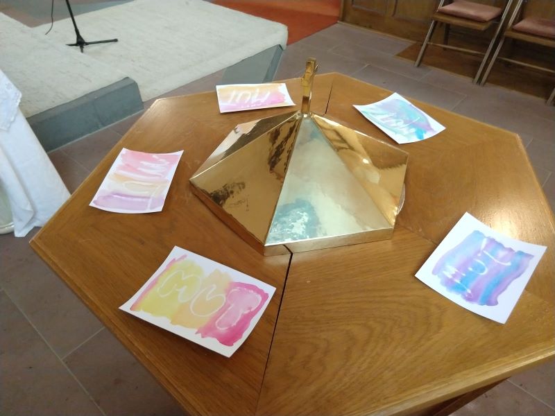 Taufbecken mit Aquarellkarten „Mut“ in Mittelbuchen.
