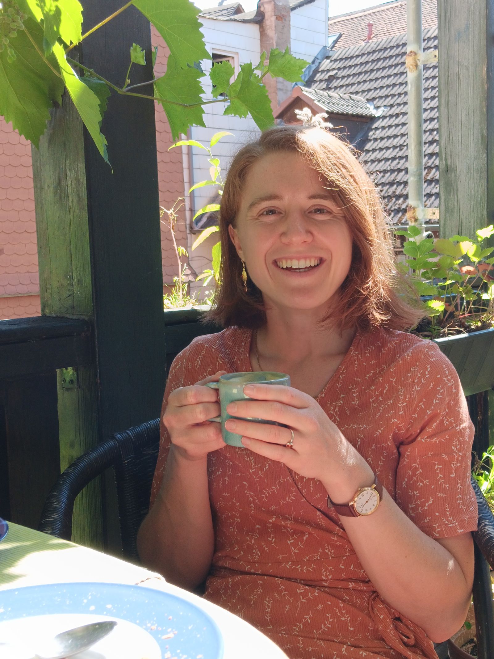 Lächelnde Frau mit einer Tasse im Kooperationsraum Kurhessische Riviera.