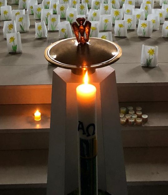 Taufbecken mit brennender Kerze in Wachenbuchen.
