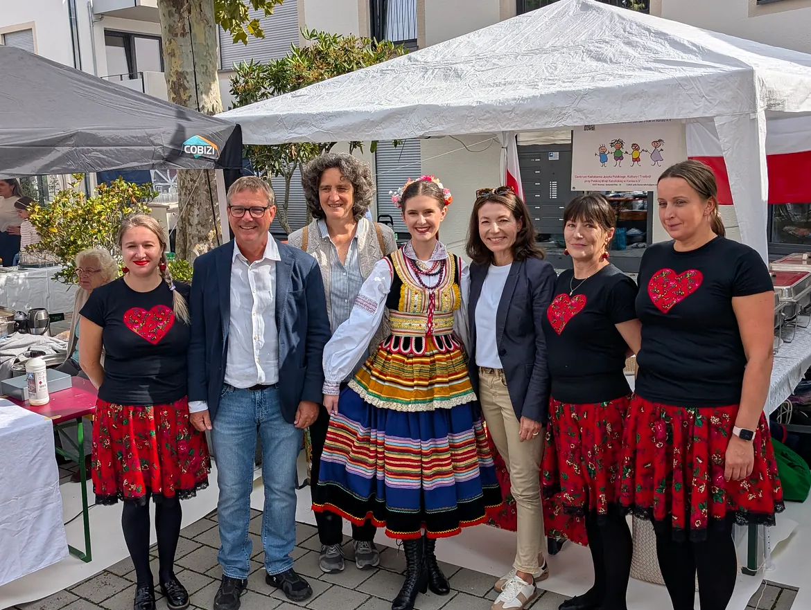 Bürgermeisterin und Pfarrer vor polnischem Stand